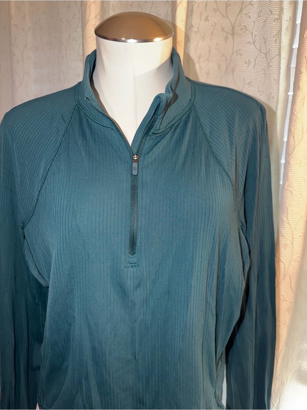 Lululemon 1/4 pullover - Picture 2 of 6